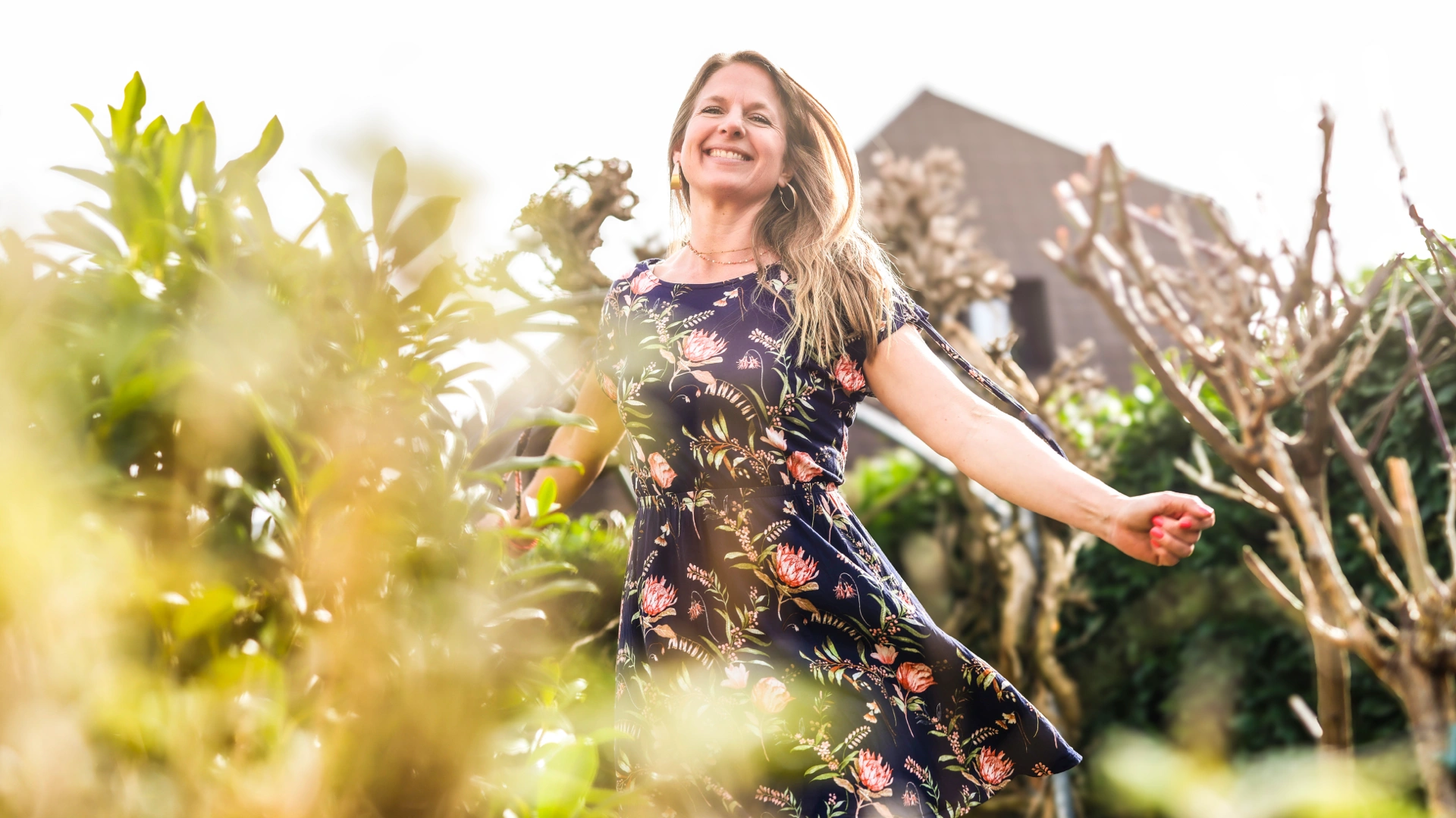 Nina Veit Coach Coaching Ernährungsberaterin aus Heidelberg tanzt zwischen Pflanzen